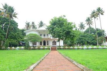 Hotel Stayvista At Periyar Palace  Pet Friendly, River View Villa With Garden