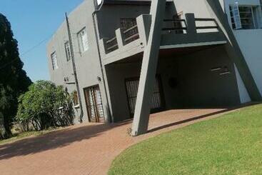 פנסיון Ferndale Guest House And Party Venue