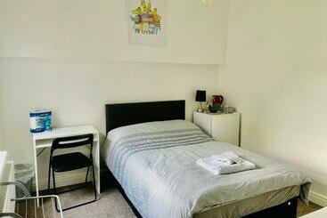 Общежитие 305 High Town Road