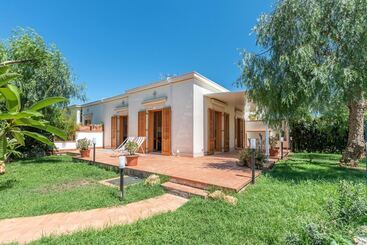 شقق خاصة سياحية Villa Poldino Con Giardino By Wonderful Italy