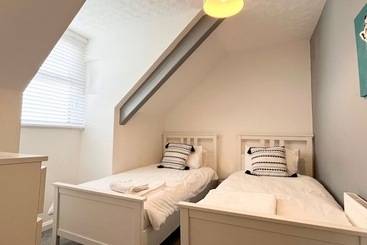 דירות לתיירים Spacious Home Near Seafront & Train Station 5 Bed Sleeps 10  Central Penzance