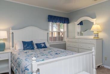 ツーリストアパートメント Barbee Beach House By Oak Island Accommodations