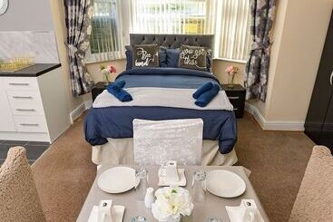 דירות לתיירים The Elm Wood Apartments