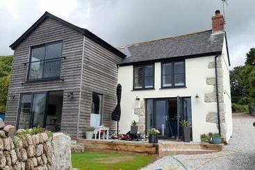 Bed and Breakfast Luxurious Property Set In The Heart Of Cornwall With Breathtaking Views  Rhubarb Cottage