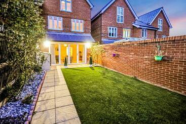 The Courtyard   Charming Boutique Hotel With Parking