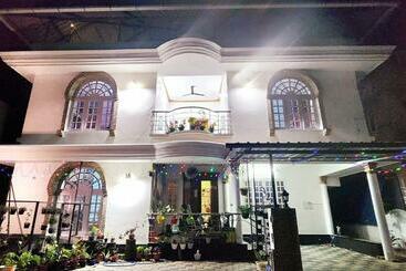 פנסיון Jj S White House