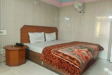 בית מלון כפרי Shubam Banquet & Restaurant By Wb Inn