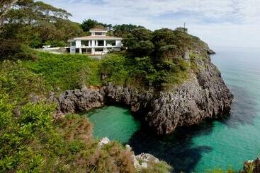 Жильё для туристов Exclusiva Villa Con Piscina Al Borde Del Mar Con Vistas De Película