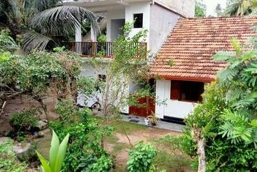 بنسيون Tavinya Resort