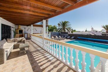 דירות לתיירים Villa Eliana With Air Conditioning And Sea Views