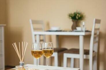 Жильё для туристов Central And Modern Apartment With Free Parking