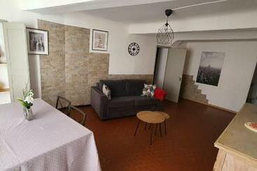 ツーリストアパートメント Charmant Appartement Centre Ville 70m2