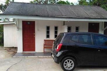בית מלון כפרי Oyo Homes 90600 Ummi Chalet Dungun