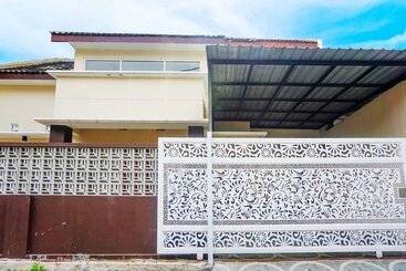 בית מלון כפרי Spot On 91615 Arumba Guest House Syariah