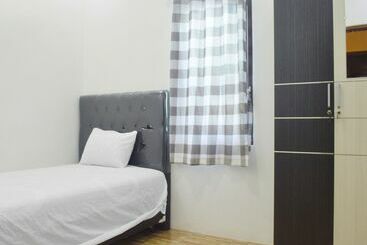 Отель Spot On 91616 Kharisma Guest House