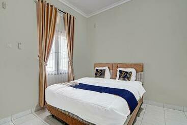 בית מלון כפרי Spot On 91645 Rifki Homestay Syariah