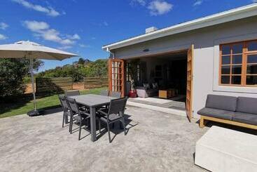 شقق خاصة سياحية Living The Breede   Weaver Cottage