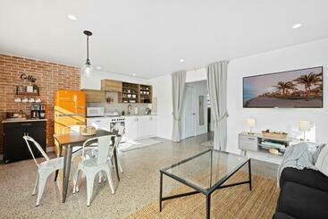 شقق خاصة سياحية Modern Home Near Beach & Downtown W/ Private Yard