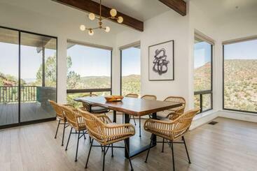 Жильё для туристов Stunning Views, Large Deck W/ Private Hiking Trail