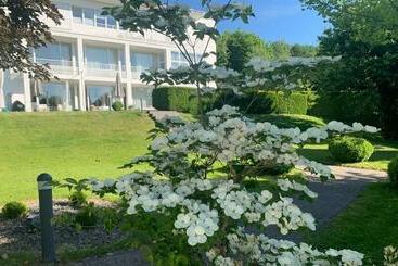 ツーリストアパートメント Apartment In Weißer Villa Im Stil Der Klassischen Moderne