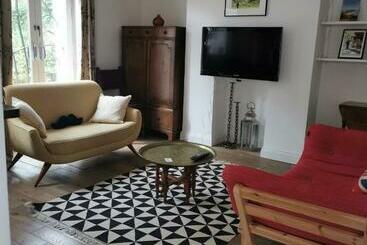 ツーリストアパートメント Charming Garden Flat