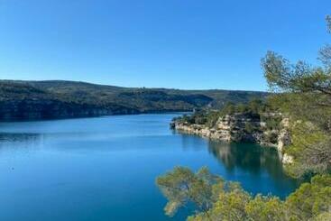 Жильё для туристов Villa Au Bord Du Lac D Esparron De Verdon