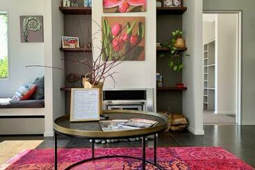 Жильё для туристов Lacebark Treetops Cottage: 2 Bed/2en Suite Option