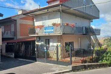 פנסיון Bb Cesarò Mariolo House