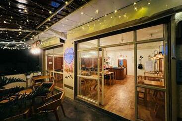 膳宿费 Happy Vibes Café And Stay