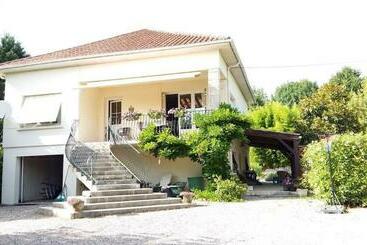 Жильё для туристов Superb Contemporary 2 Bed Villa +private Pool