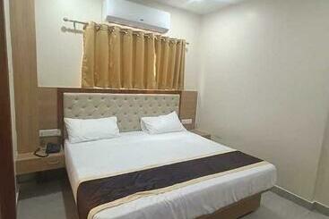 فندق Oyo 92930 Fauji And Restaurant