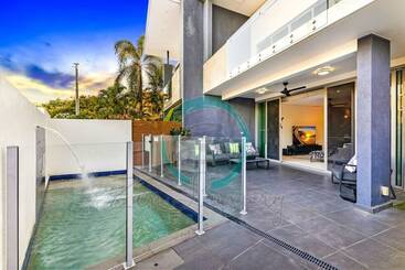 شقق خاصة سياحية Zen Arctic Luxury 2 Story T/house + Pool & Markets