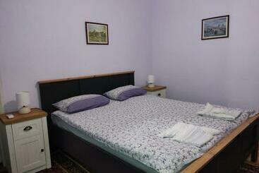 ツーリストアパートメント етаж от къща с двор