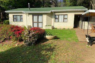 ツーリストアパートメント Peartree Cottage