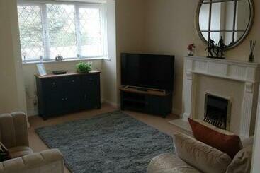 관광객 아파트 Sunningdale Homely Detached Family/contractor 3 Bed House