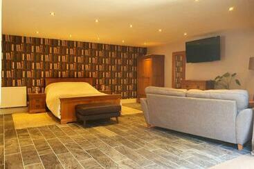 ツーリストアパートメント Sycamore Suite Is A Private Retreat With Log Fire