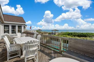 Жильё для туристов 6120 Yankee Clipper Oceanfront Pool Hot Tub