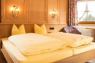 ツーリストアパートメント Appartement Paulis Hof