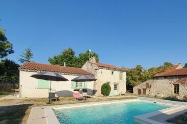 شقق خاصة سياحية Charmant Gîte Avec Piscine Privative Et Terrasse à Charroux, Village Médiéval   Fr 1 489 394