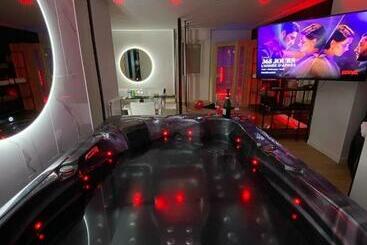 דירות לתיירים Suite & Spa Jacuzzi, Sauna, Lit King Size,netflix