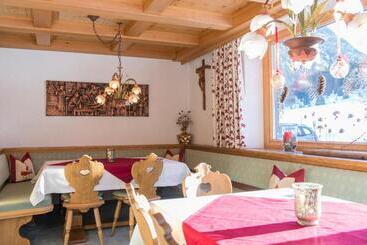 تختخواب و صبحانه Pension Daniel