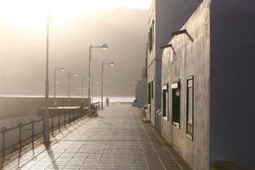 هتل Famara Clandestino Surf