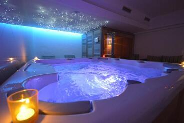 هتل Monogram Park