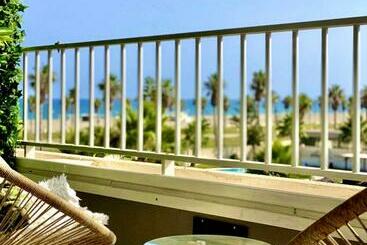 관광객 아파트 Apartamento Precioso, Primera Línea Playa, Netflix, Garaje, Wifi, Piscina,vistas Mar