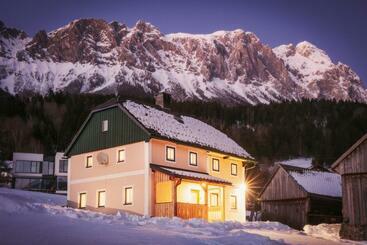 Жильё для туристов Ferienhaus Schwöllerbauer