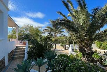 Ferienwohnungen La Finca   3br Seaside Villa With Private Pool & Bbq