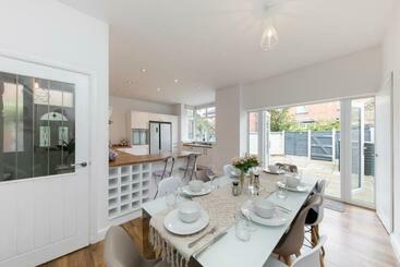 شقق خاصة سياحية Stunning Luxurious Family Home Near Alton Towers