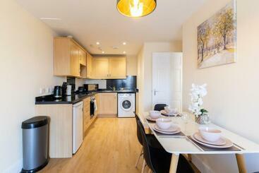 דירות לתיירים Velvet 1 Bedroom Penthouse, Clockhouse, Hoddesdon
