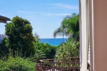 דירות לתיירים Waterfront Apartment   Terracina