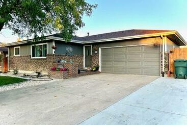 דירות לתיירים A Cheerful 4 Bedroom Ranch Style Home